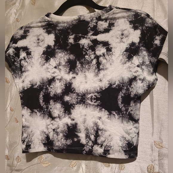 Lot of 2 NWOT blk + wt tye dye crop tops SZ Med 🖤 - Picture 10 of 10